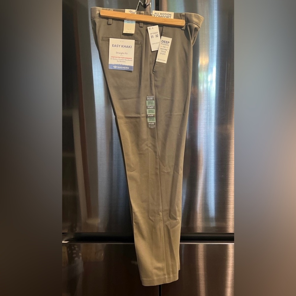 NWT- Men’s Dockers Easy Khaki